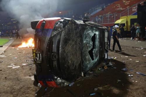 ۱۸۲ کشته در یک مسابقه فوتبال در اندونزی!